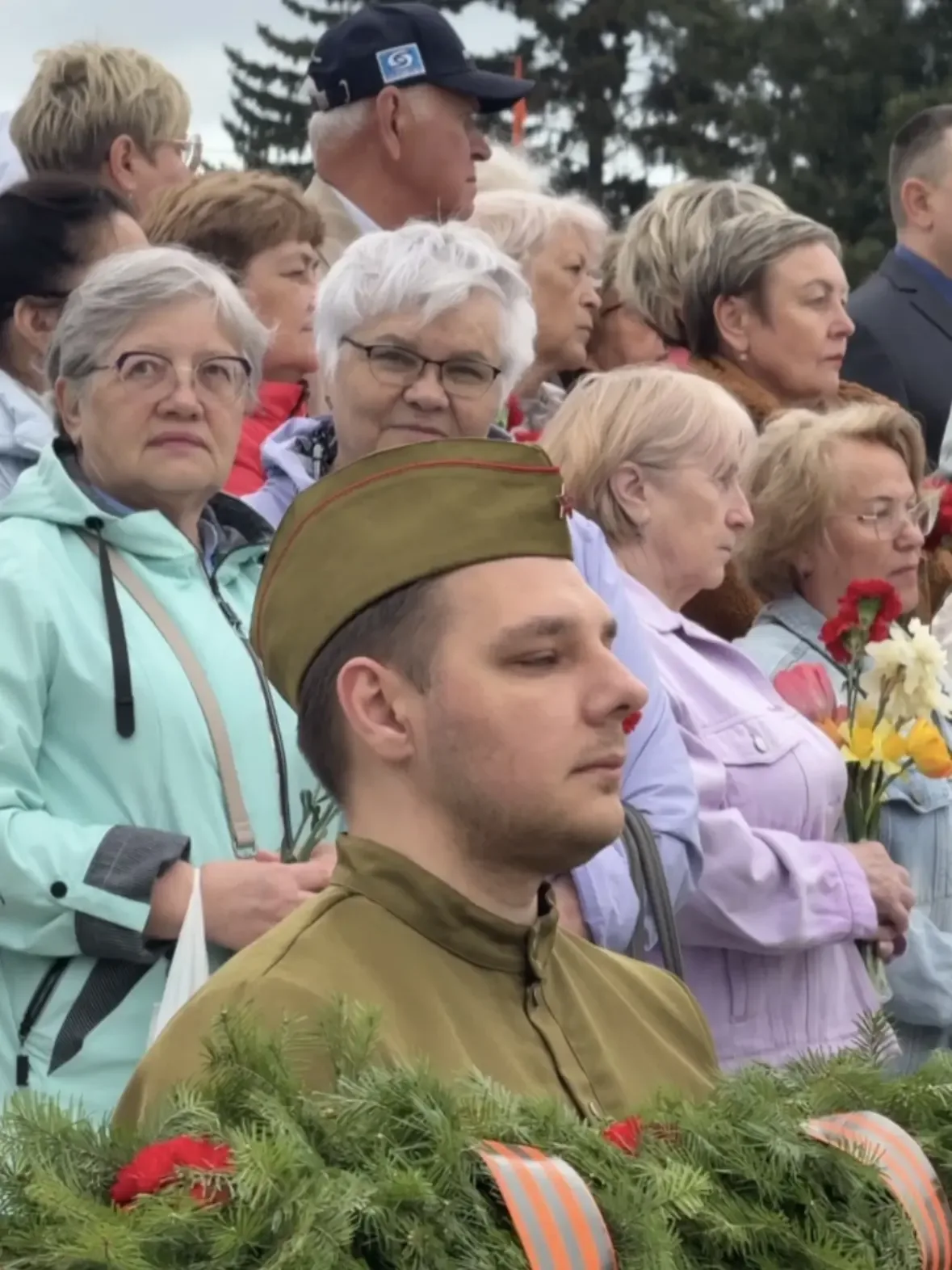 🕊️В Первоуральске на заводских мемориалах возложили цветы к памятникам и поздравили ветеранов с Днём