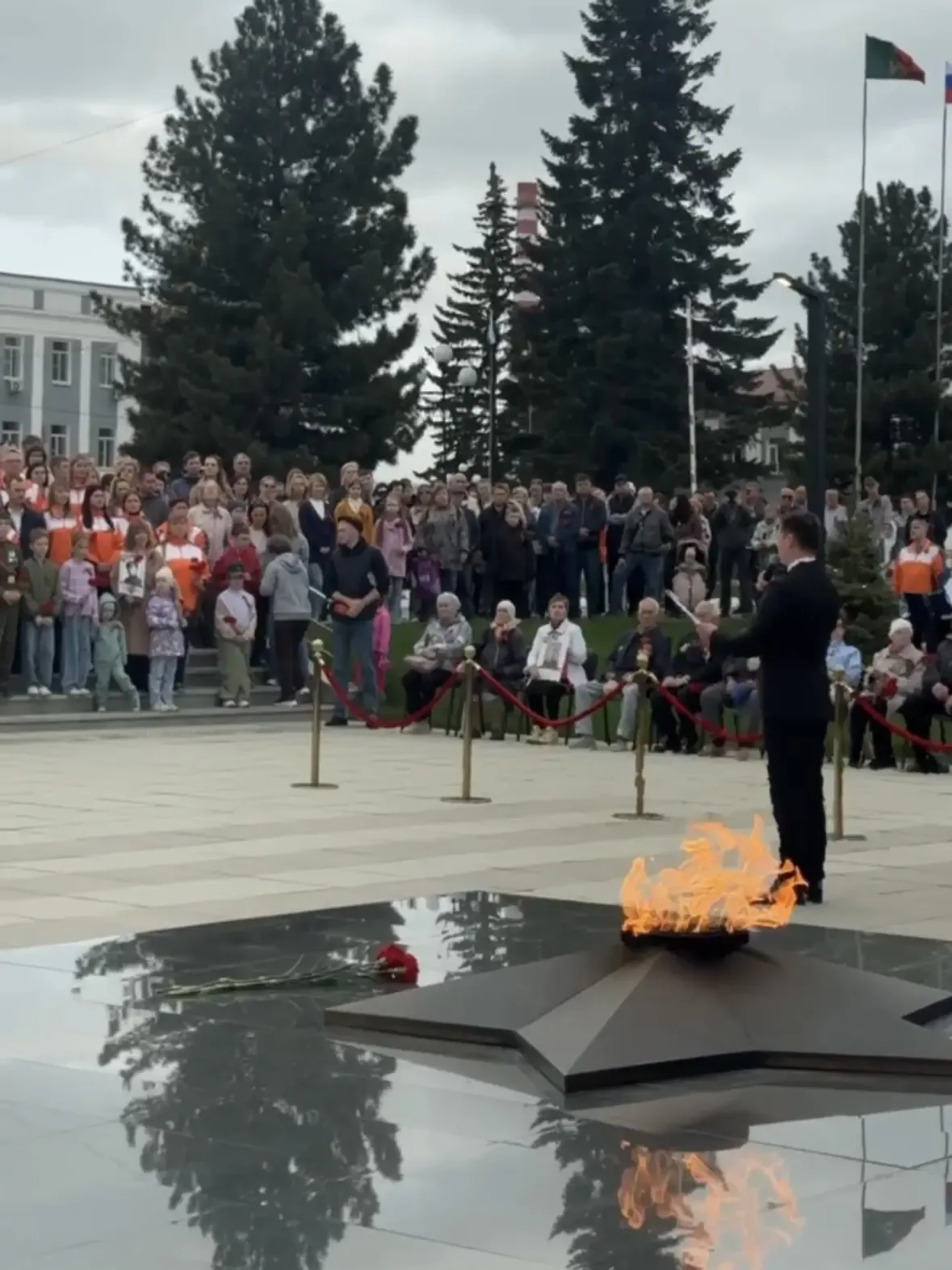 🕊️В Первоуральске на заводских мемориалах возложили цветы к памятникам и поздравили ветеранов с Днём