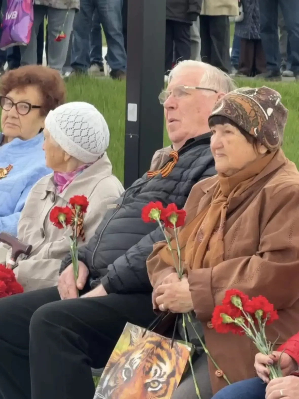 🕊️В Первоуральске на заводских мемориалах возложили цветы к памятникам и поздравили ветеранов с Днём