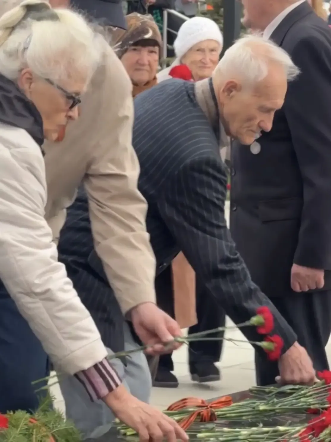 🕊️В Первоуральске на заводских мемориалах возложили цветы к памятникам и поздравили ветеранов с Днём