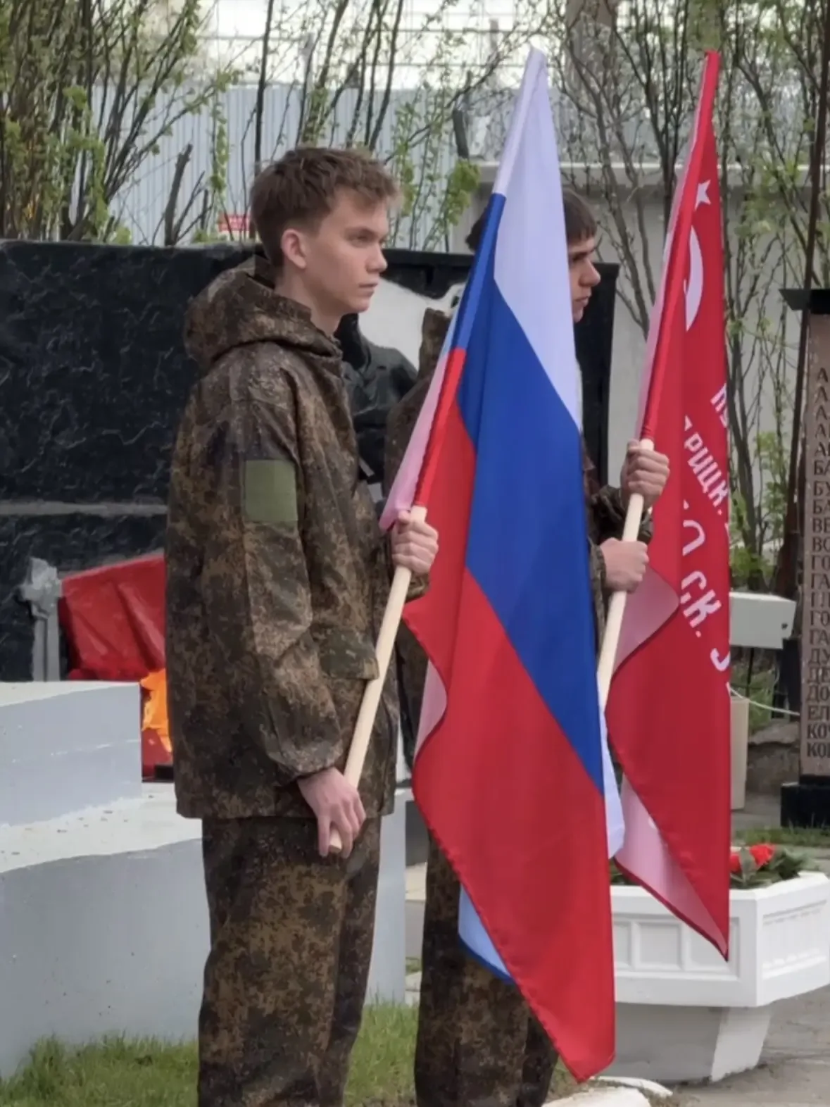 🕊️В Первоуральске на заводских мемориалах возложили цветы к памятникам и поздравили ветеранов с Днём