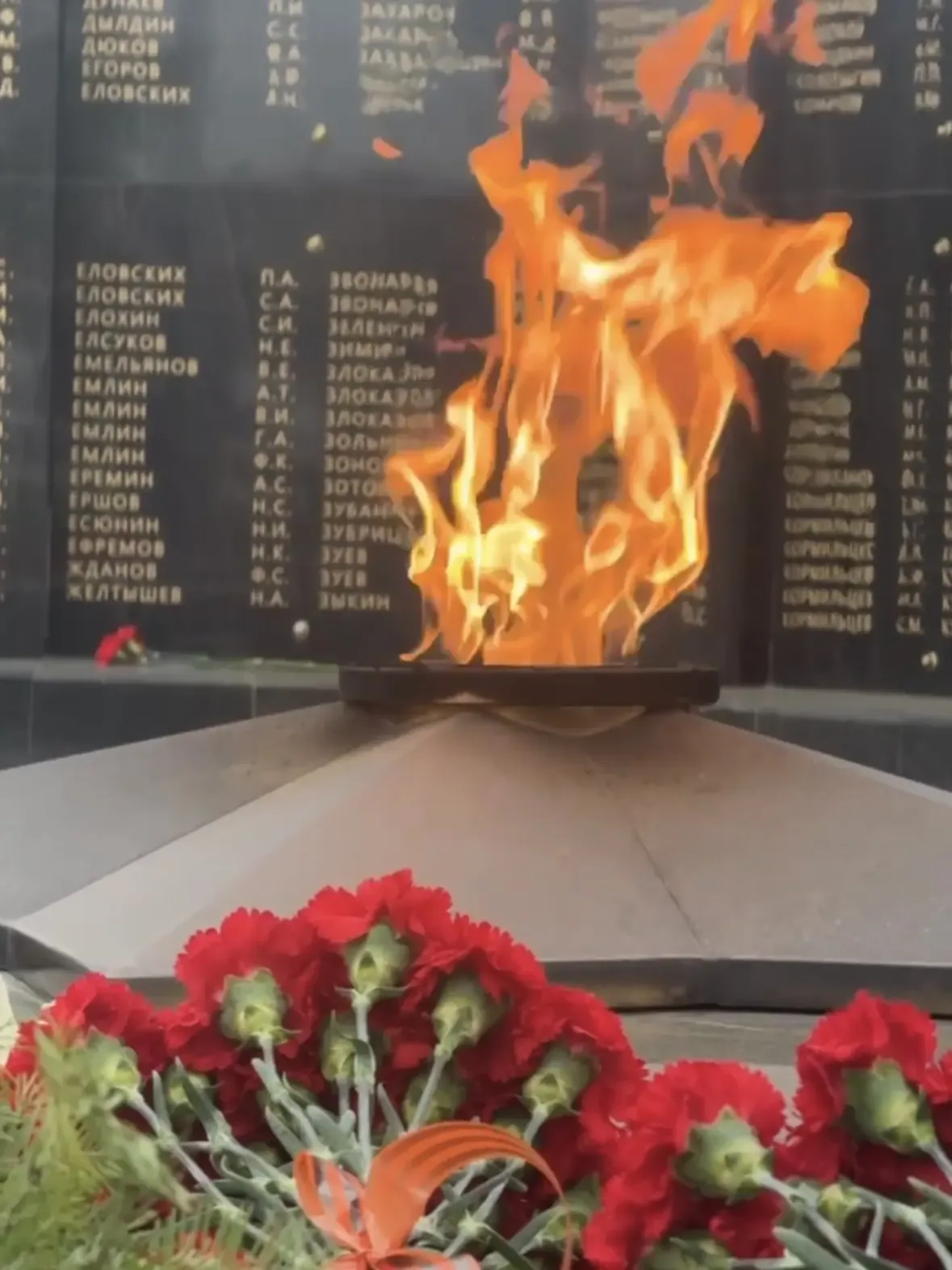 🕊️В Первоуральске на заводских мемориалах возложили цветы к памятникам и поздравили ветеранов с Днём