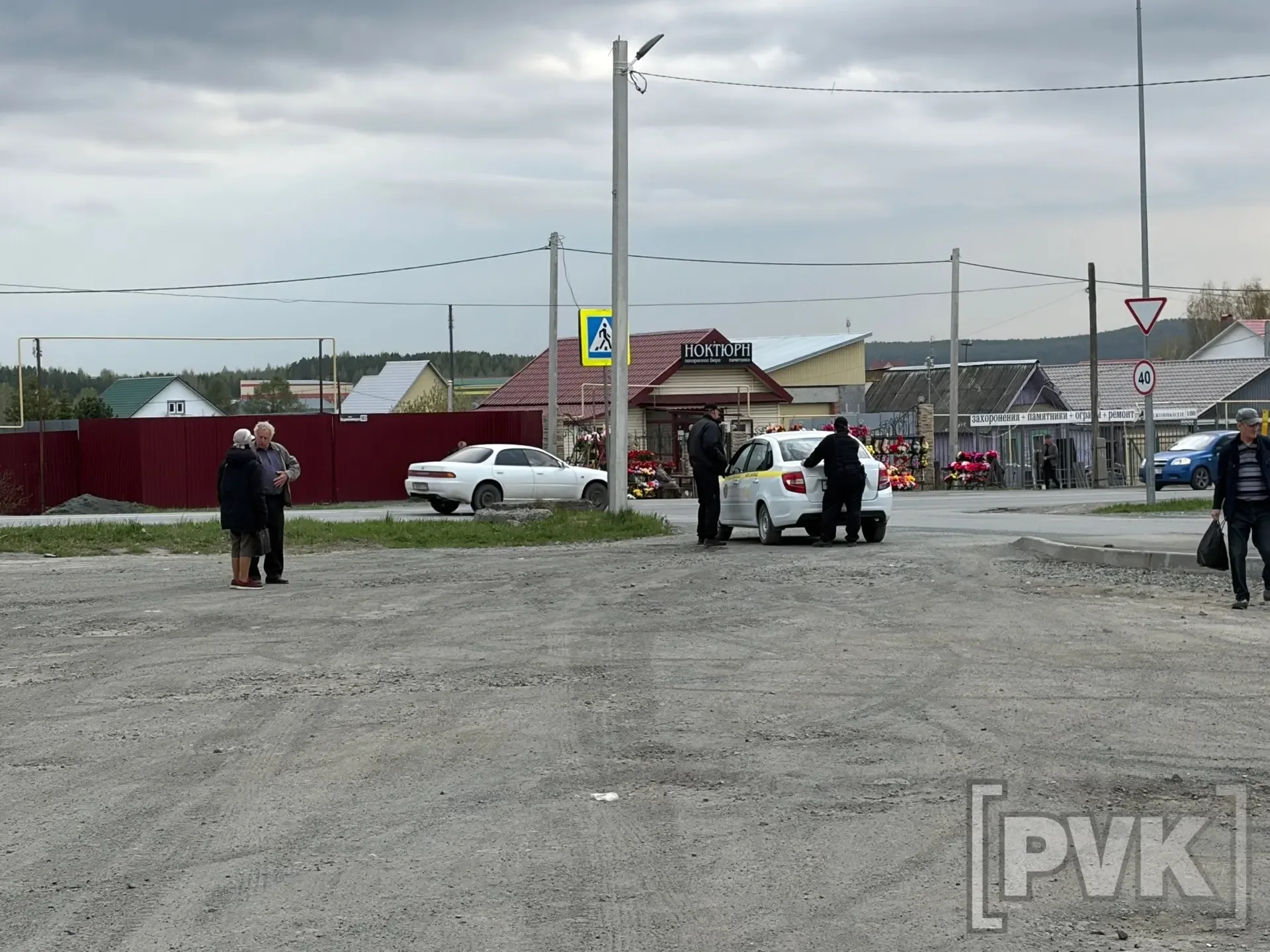 😠«Перекрыли парковку около первых ворот кладбища, сказали: «только для служебного транспорта». При э