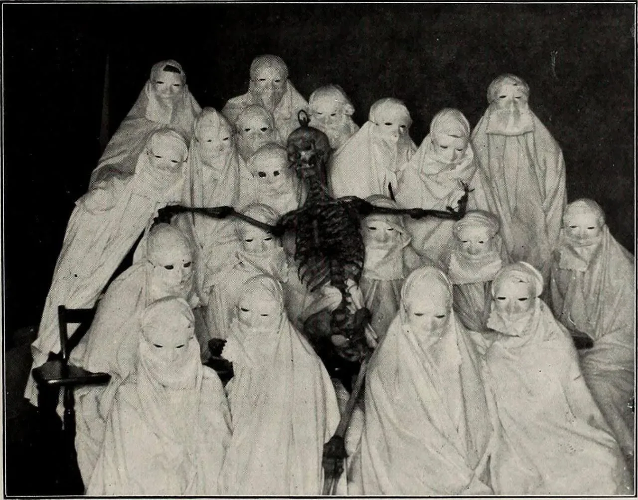Студенты-медики с настоящим человеческим скелетом, 1900 год.