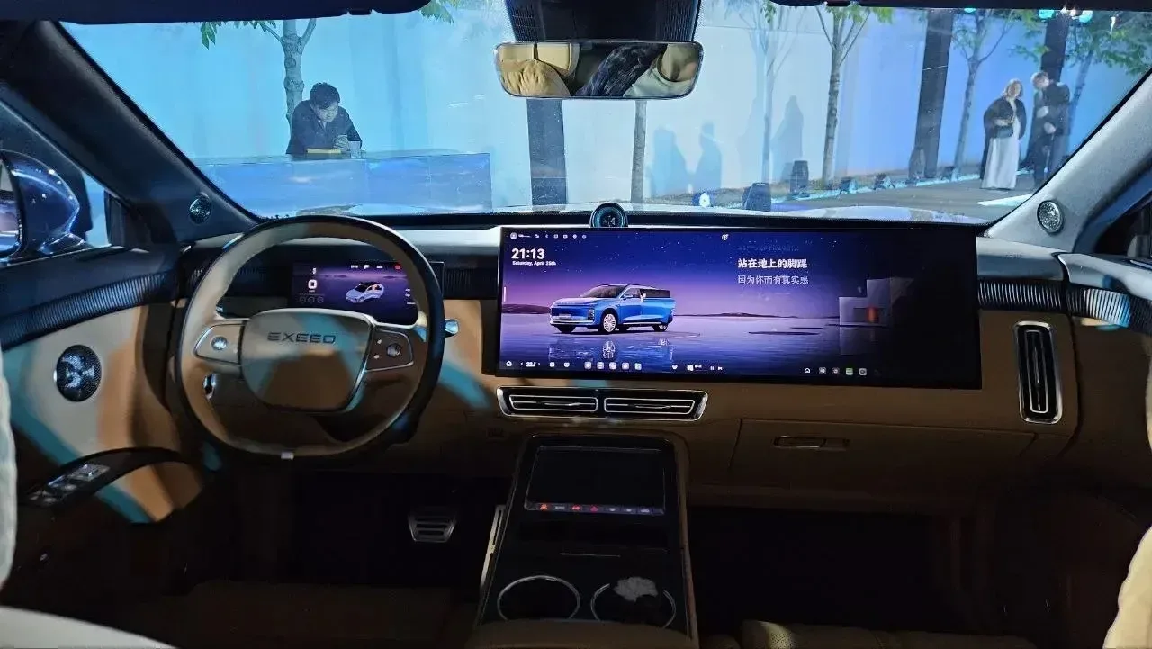 А это новинки от Exeed и Exlantix. Концепты New RX и ET8, универсал (шутинг-брейк) ES GT и обновленн