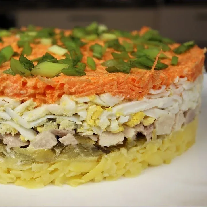 ВКУСНЫЙ САЛАТ С КУРИЦЕЙ И СЫРОЙ МОРКОВЬЮ  Ингредиенты:  Картофель - 3 шт  Отварное куриное филе - 30