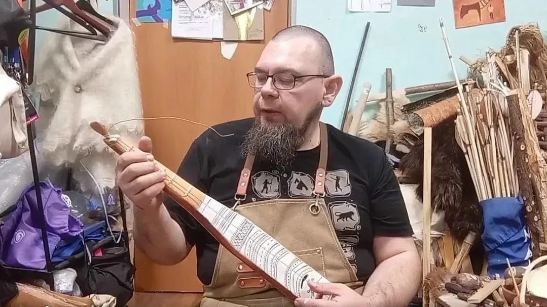 В Ступине оживили древнюю инуитскую лютню 🎶  В Ступине археотехнолог Павел Потапов реконструировал о