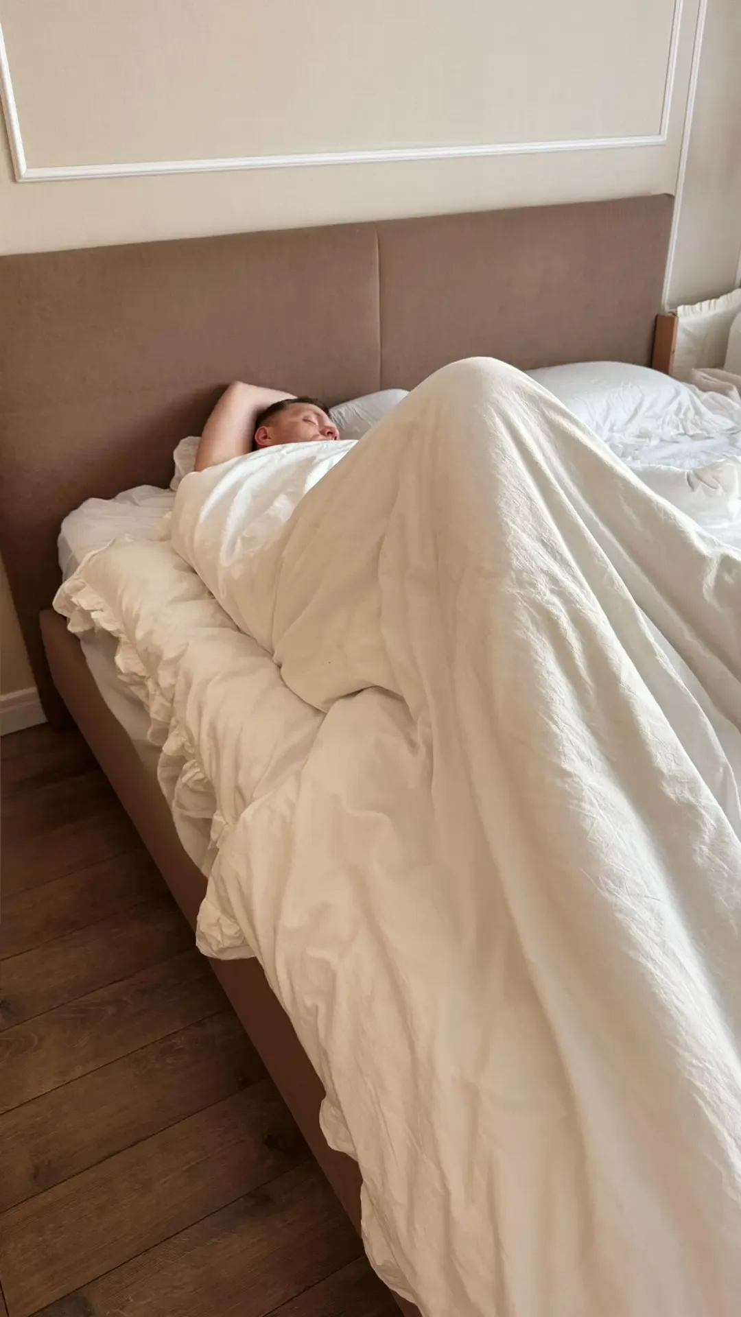 Всех остальных разбросало по квартире🤣 тоже спят словно это они сражались с младенцем всю ночь 🤣🤣