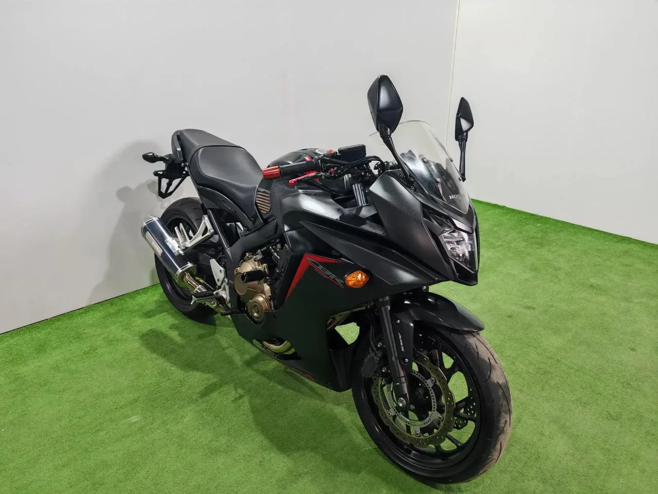 HONDA CBR650F в наличии во Владивостоке  Характеристики:  - 2017 год - объем 650 см3 - Аукцион AUCNE