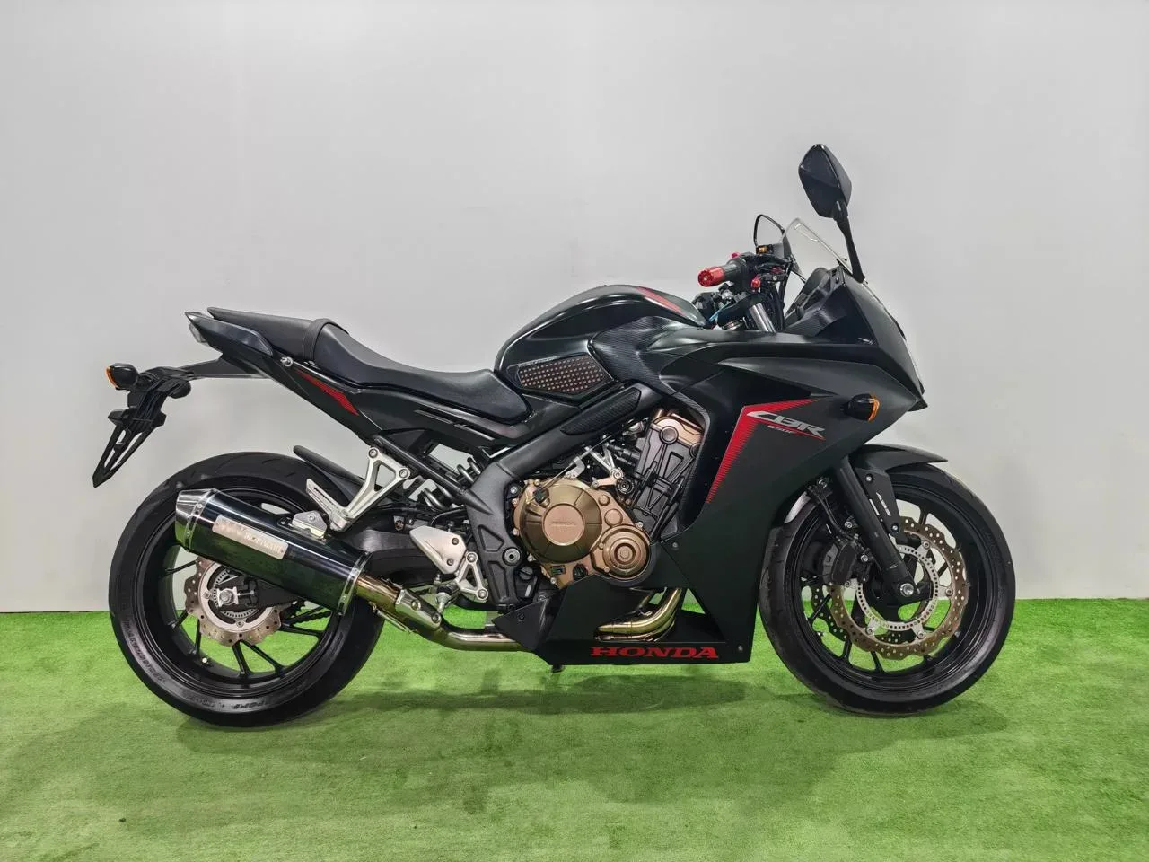 HONDA CBR650F в наличии во Владивостоке  Характеристики:  - 2017 год - объем 650 см3 - Аукцион AUCNE
