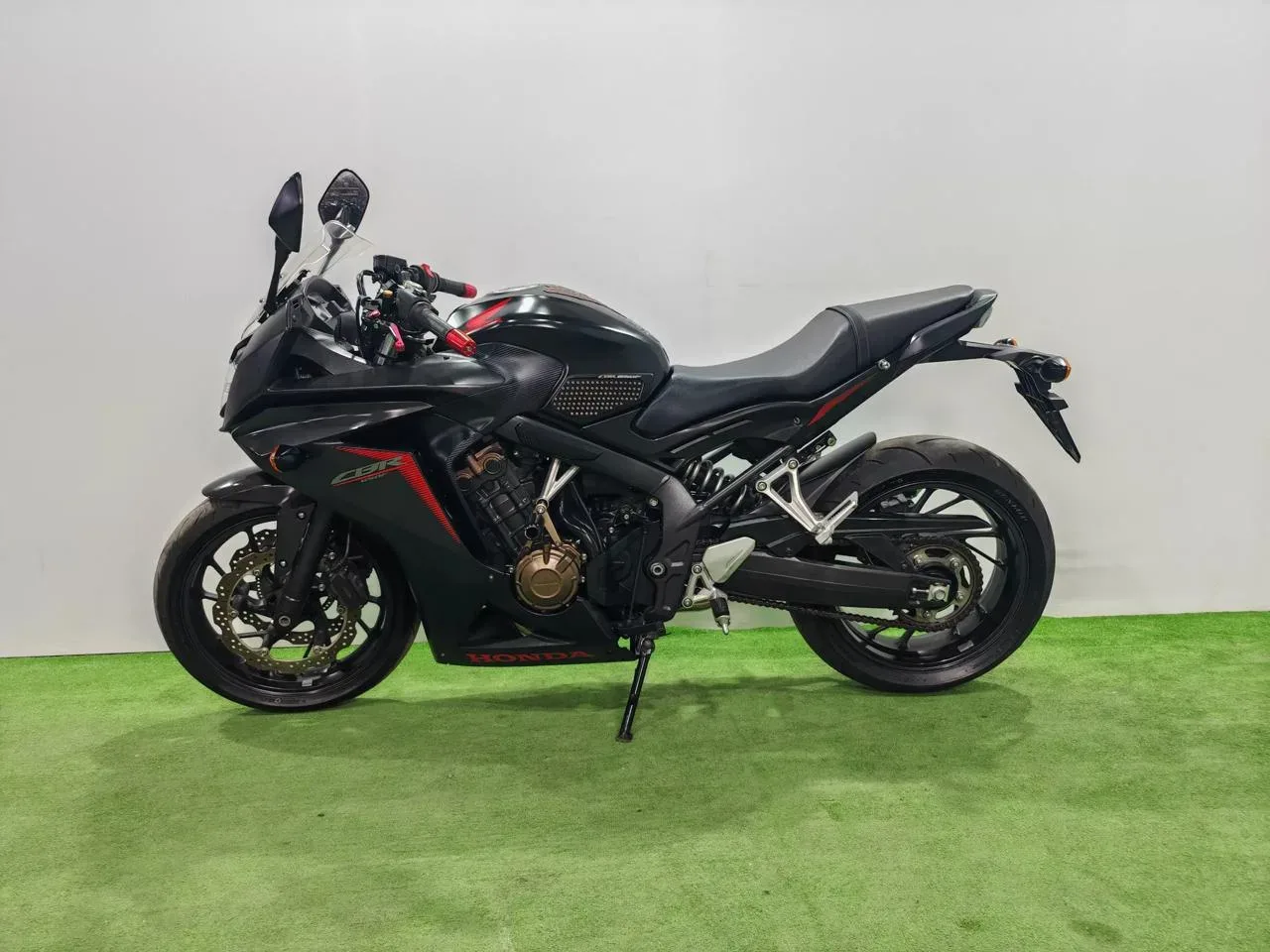 HONDA CBR650F в наличии во Владивостоке  Характеристики:  - 2017 год - объем 650 см3 - Аукцион AUCNE