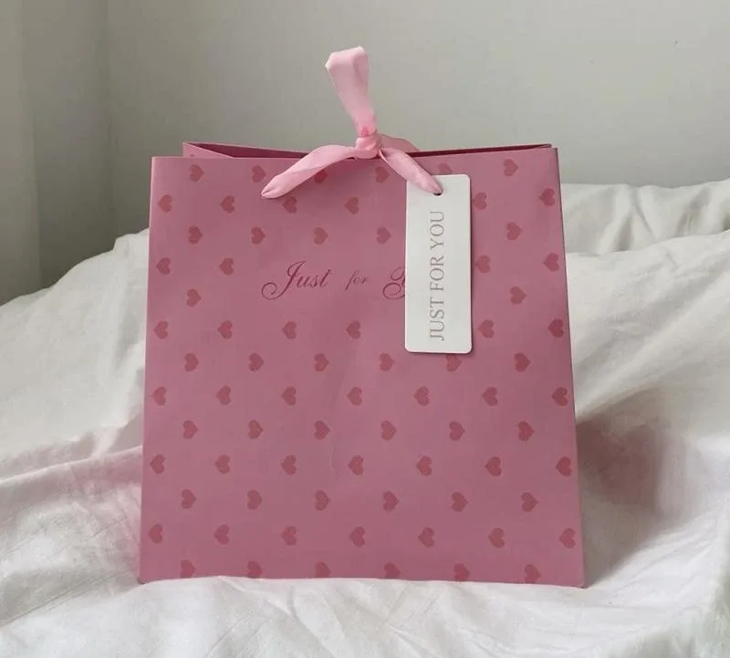 Кто тут любит красивые штучки и приятные сюрпризы? 🛍️  Решили устроить бьюти-розыгрыш, дарим коробоч