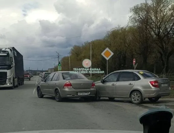 🚔 Из-за аварии на Богдана Хмельницкого в районе улицы Менделеева затруднено движение.  Фото: МДПС Ми