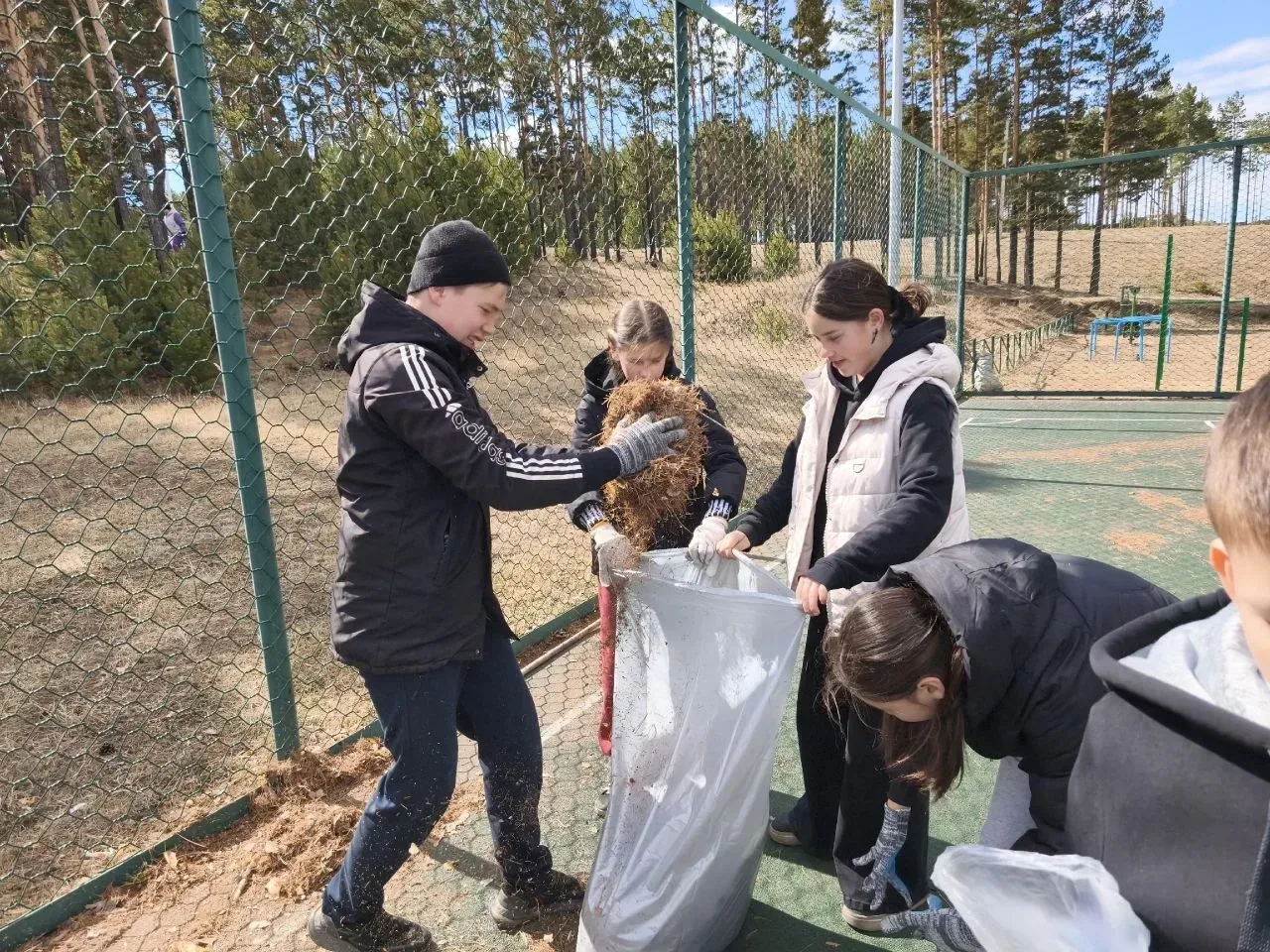 📣Организовали   экологическую акцию   «Чистый двор  - здоровые дети»🧹  учащиеся 6 "б" класса Турунта