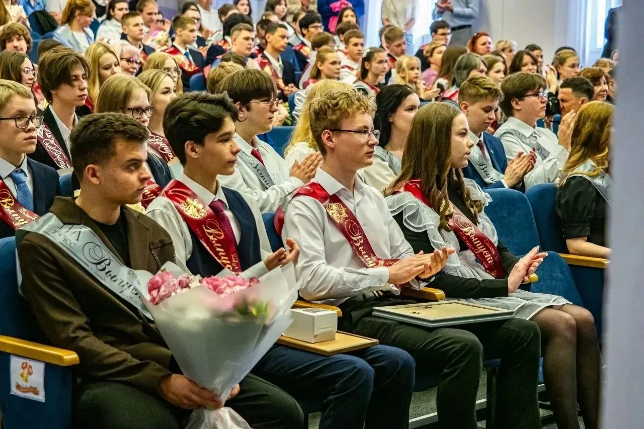 Сегодня, 26 мая, в школе №7 Ханты-Мансийска прозвенел последний звонок. Это событие особенное: сегод
