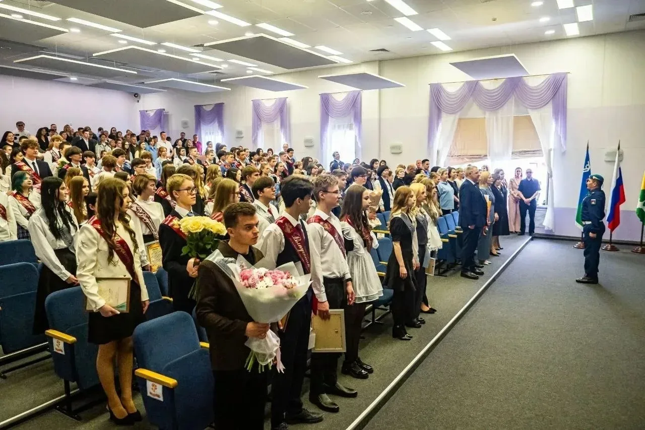 Сегодня, 26 мая, в школе №7 Ханты-Мансийска прозвенел последний звонок. Это событие особенное: сегод