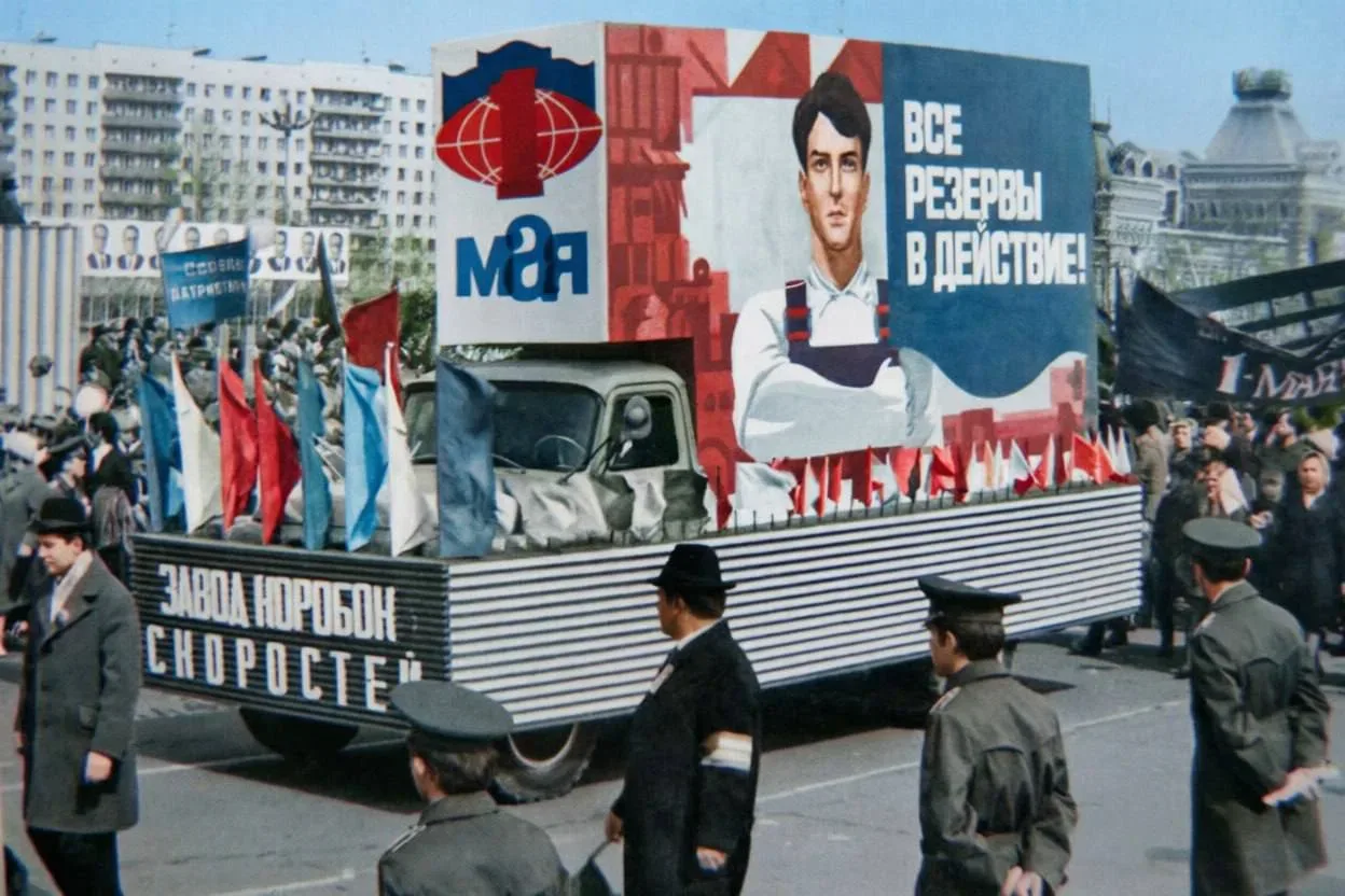 На Нижегородской ярмарке раскрасили старые фотографии первомайских демонстраций.