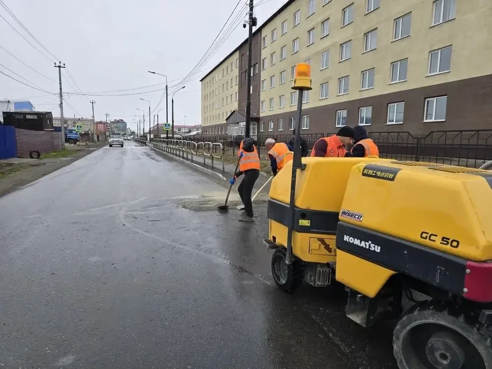 Продолжаем приводить дороги Поронайска в порядок после зимы. Сегодня перешли ко второму этапу ямочно