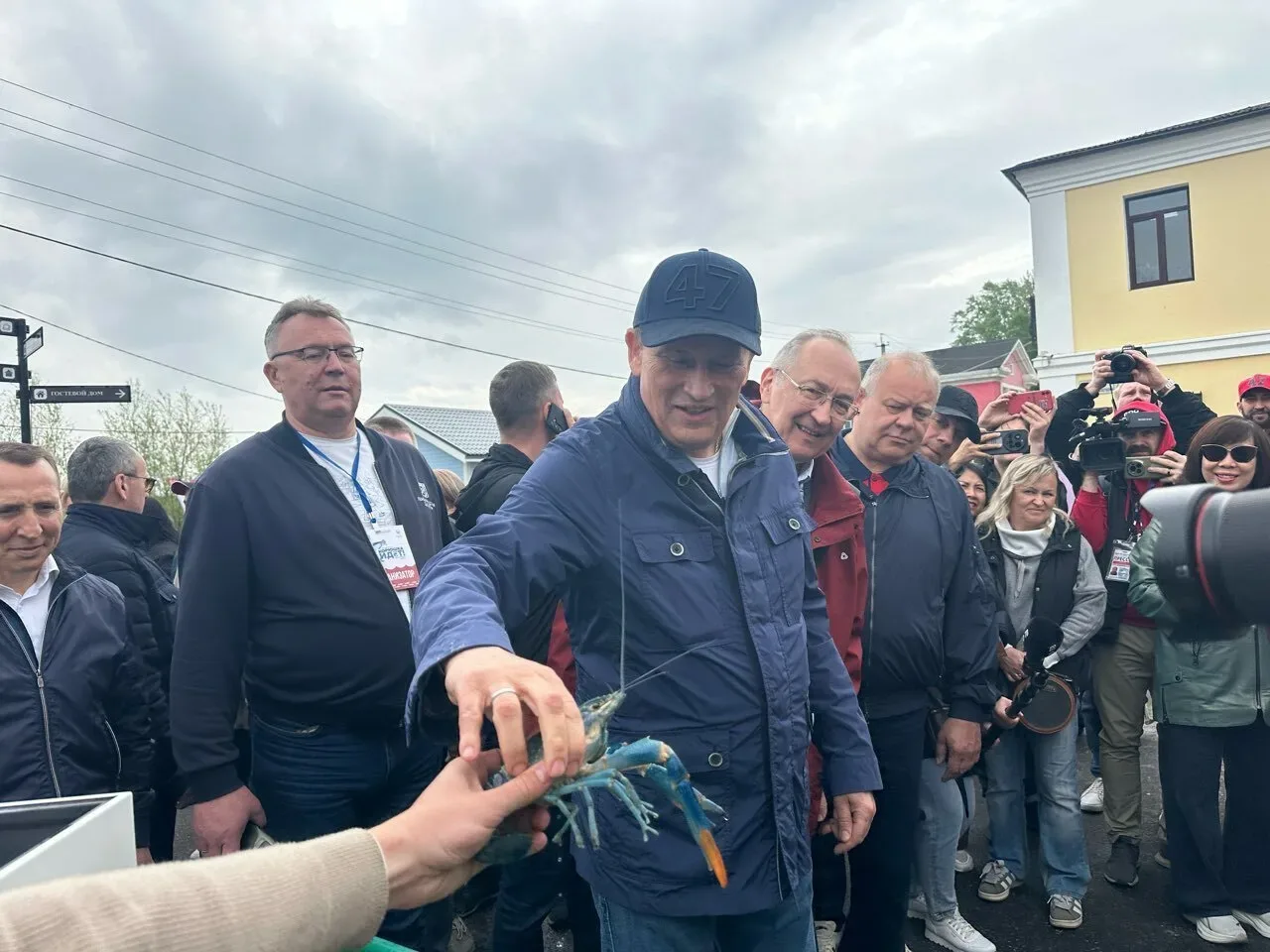 Александр Дрозденко угостил глав дипмиссий раками, калитками и сыром из крапивы на фестивале «Корюшк