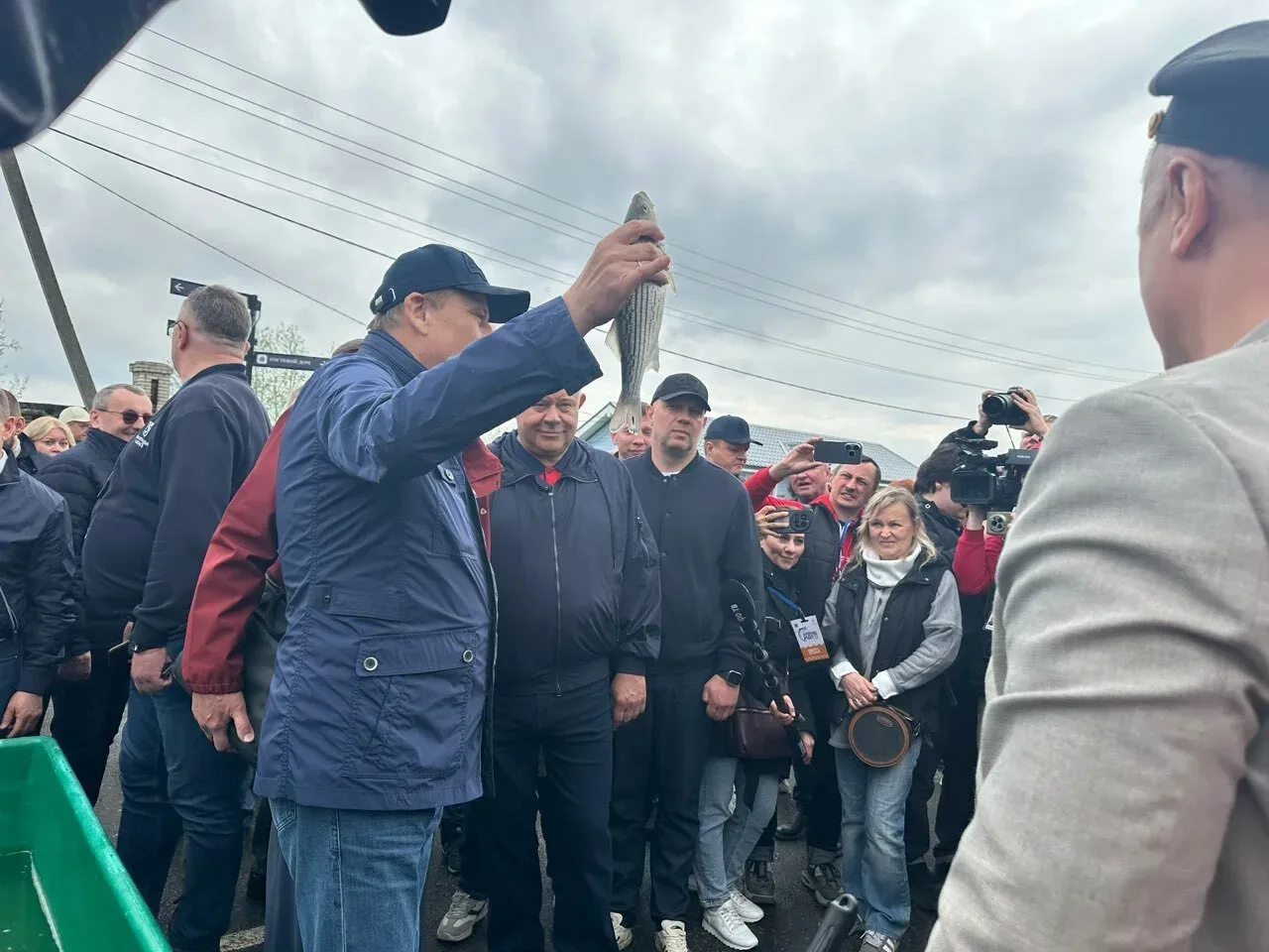 Александр Дрозденко угостил глав дипмиссий раками, калитками и сыром из крапивы на фестивале «Корюшк