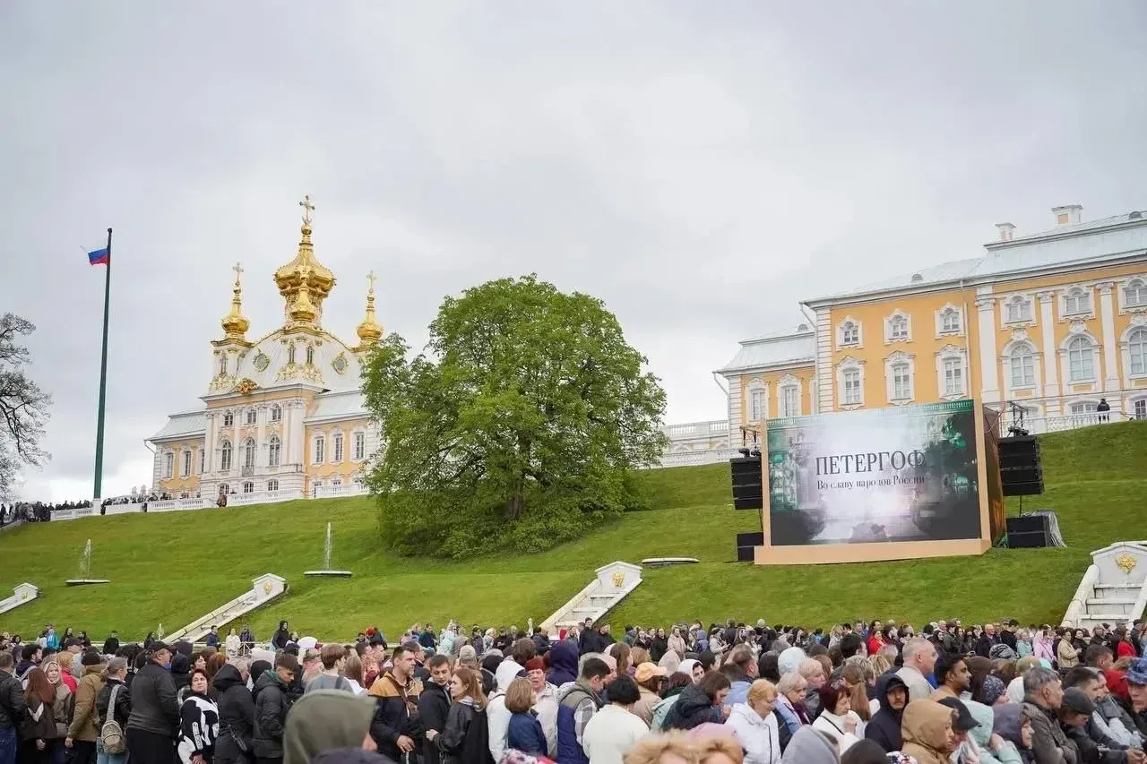 Весенний праздник фонтанов прошёл в Петергофе в честь Года единства народов России  Торжественное от