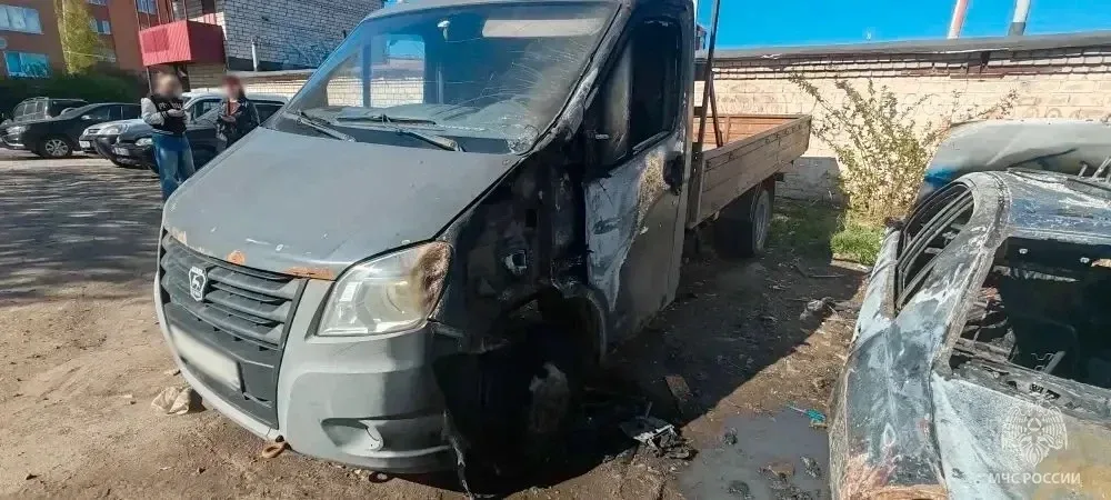 Дети нашли спички и сожгли две машины  Автомобили вспыхнули в Гатчине на Рощинской улице. До происше