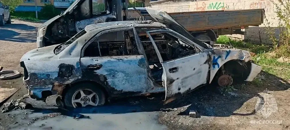 Дети нашли спички и сожгли две машины  Автомобили вспыхнули в Гатчине на Рощинской улице. До происше