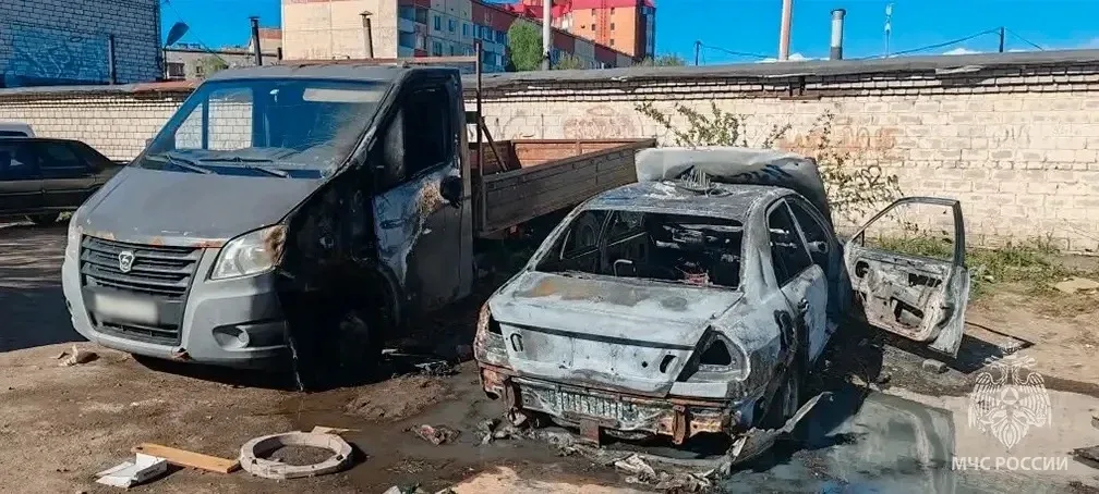 Дети нашли спички и сожгли две машины  Автомобили вспыхнули в Гатчине на Рощинской улице. До происше