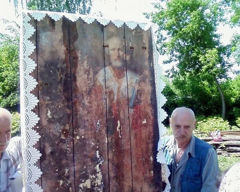 Чудо в селе Тамбовской области!    На двери сарая в Тамбовском селе проступило изображение св.Никола