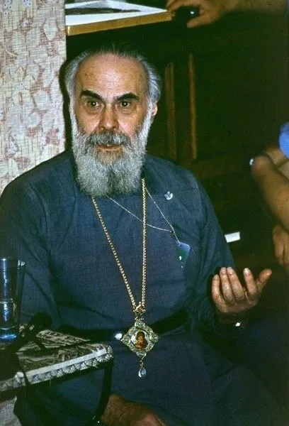 Ко мне подошел молодой человек и говорит: “Судя по вашему платью, вы верующий, священник?” Я ответил