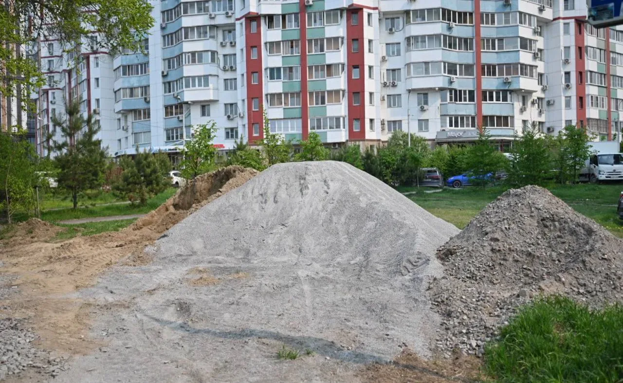 На Шеронова в Хабаровске затянулся ремонт тротуара после вскрытия пешеходной зоны  Жители просят уск