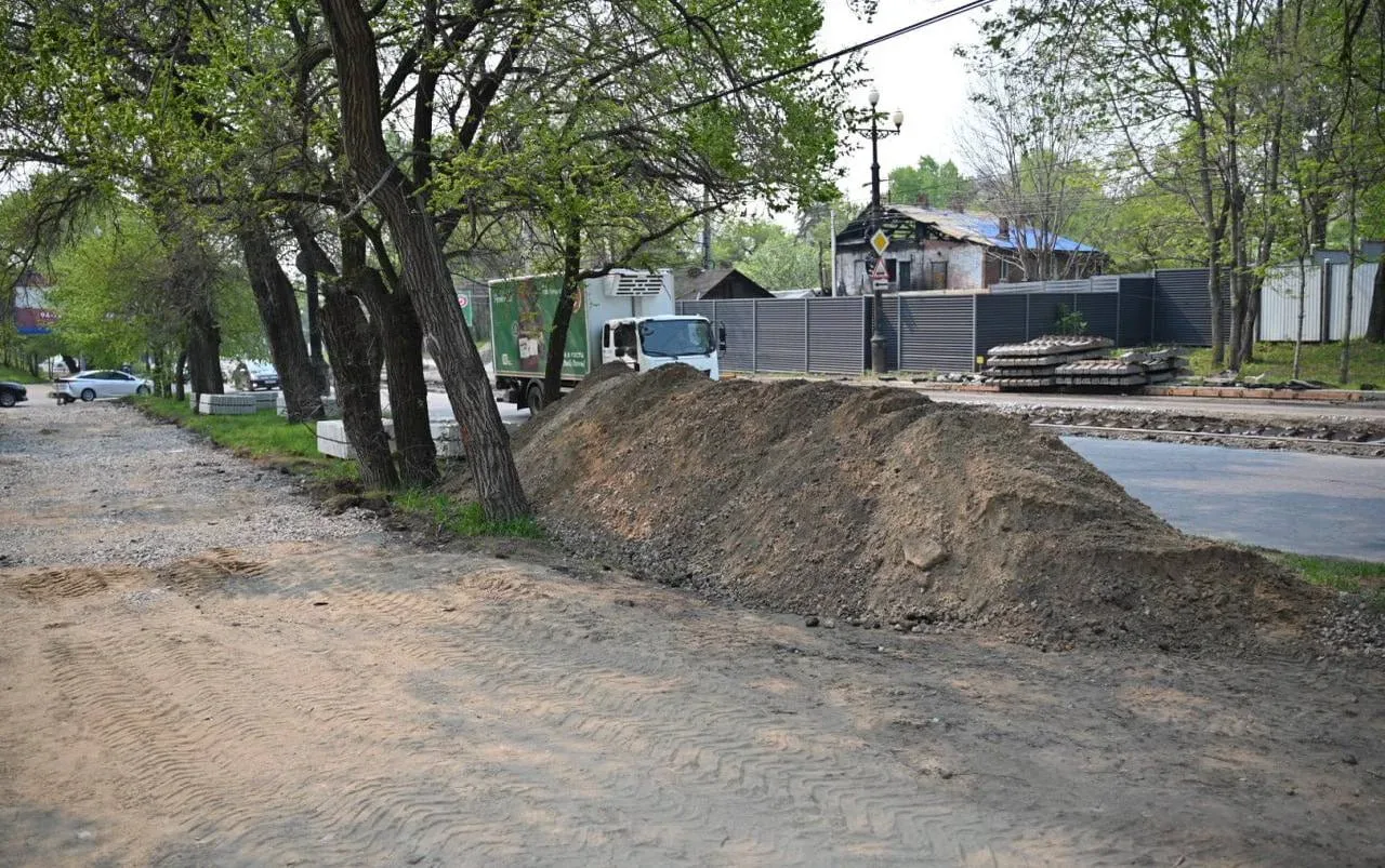 На Шеронова в Хабаровске затянулся ремонт тротуара после вскрытия пешеходной зоны  Жители просят уск
