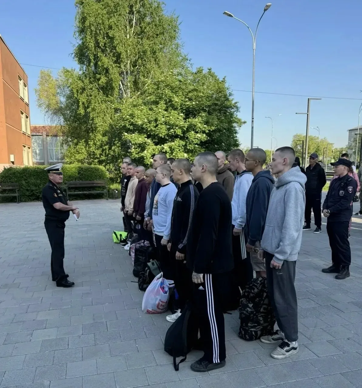 В Магнитогорске почти два десятка парней проводили на срочную службу  Сегодня ранним утром в Патриот