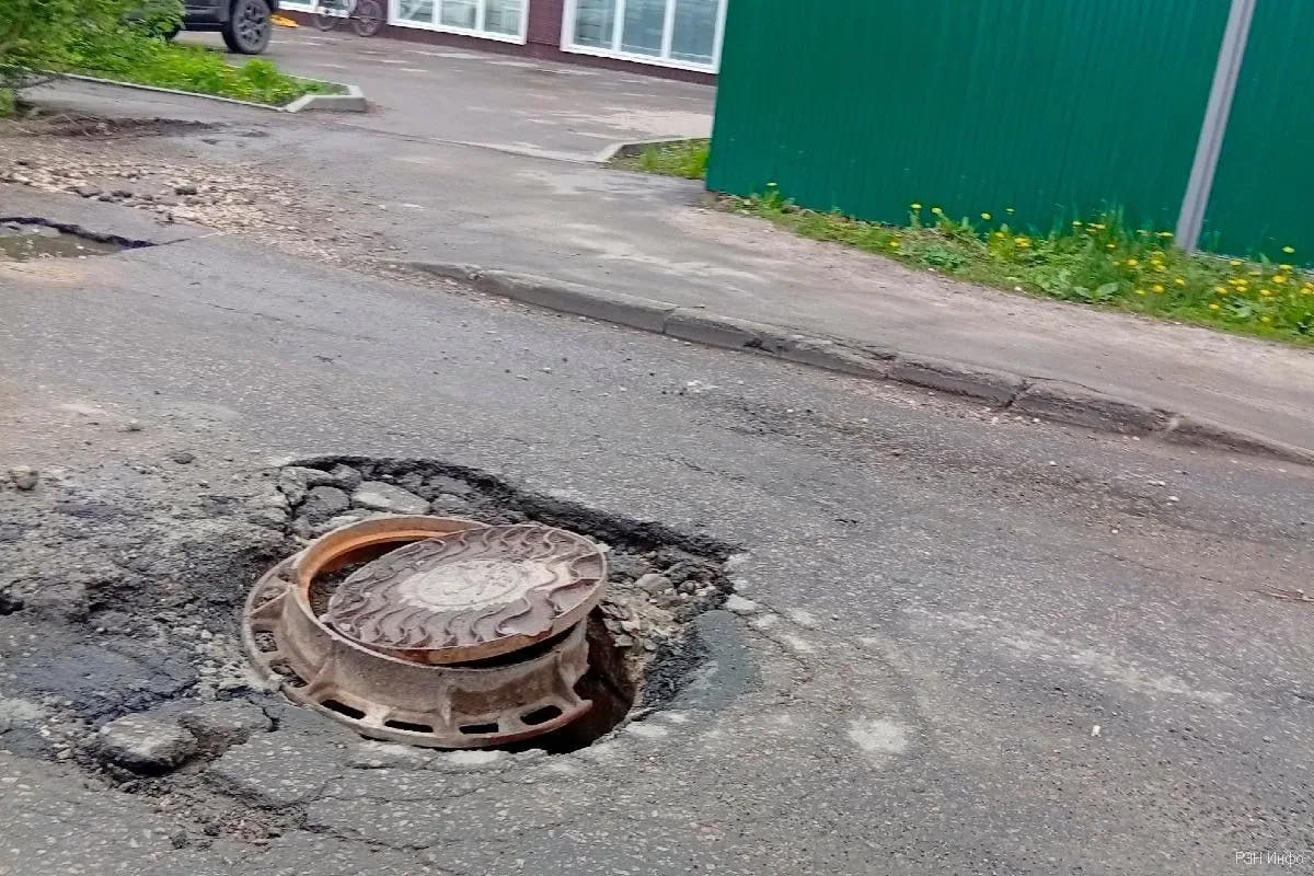 На улице Связи в Рязани был обнаружен открытый люк, что вызвало недовольство среди местных водителей