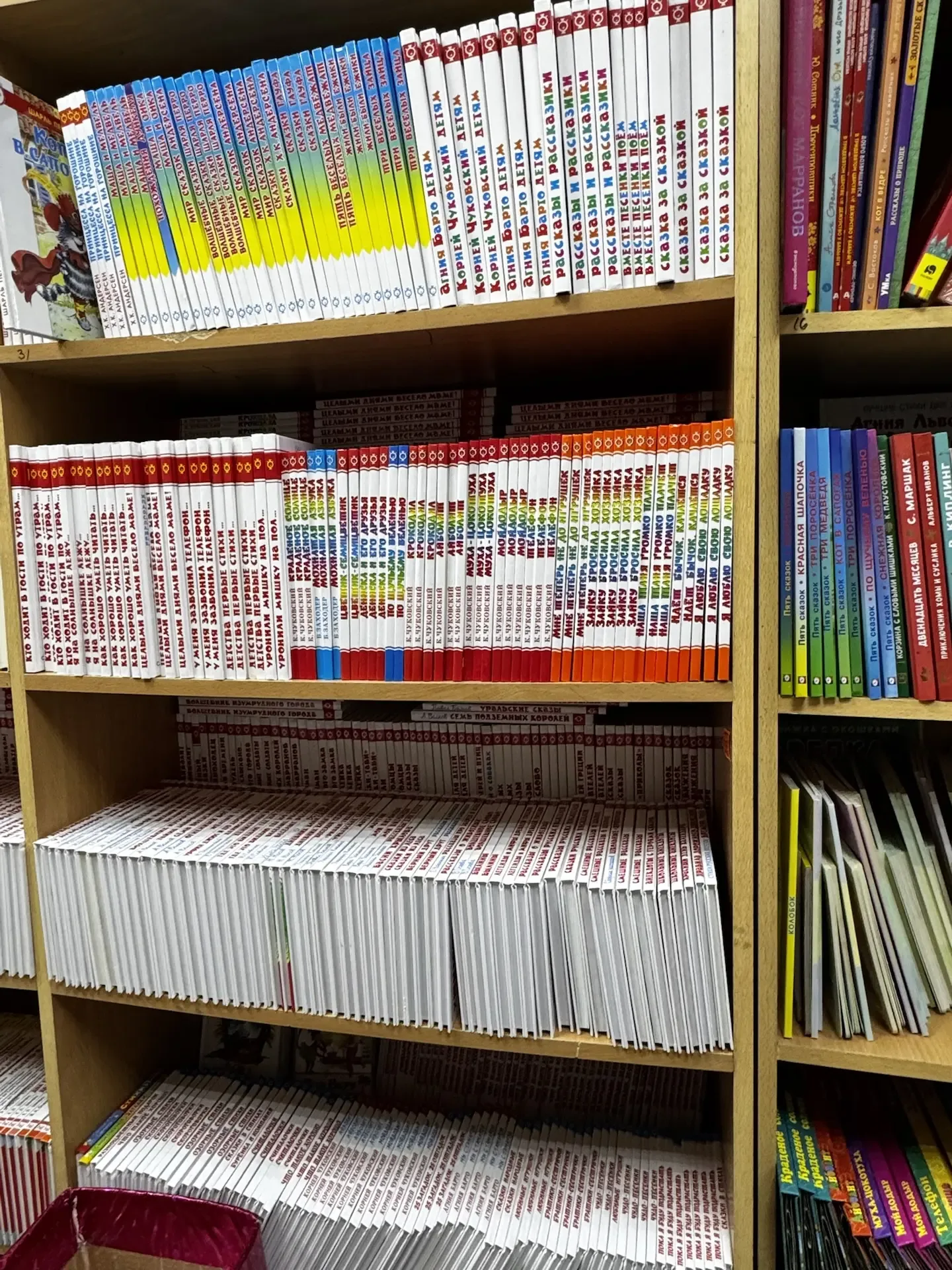 Сегодня заглянули в небольшой книжный магазин, выбрали пару книжек 🤍