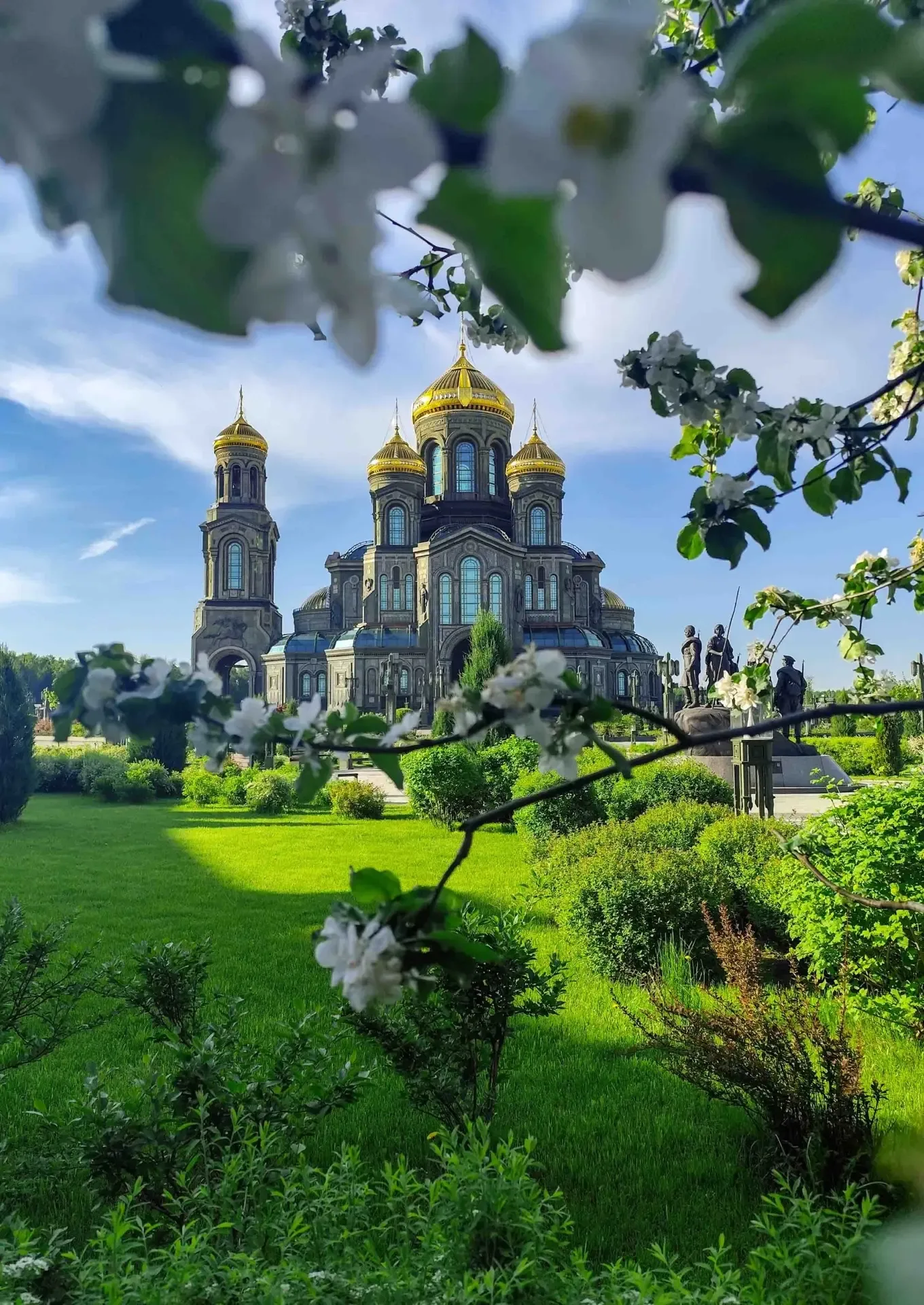 🌸 Величественные купола в обрамлении цветущей весны  +30 на термометре, лёгкий ветерок и море зелени