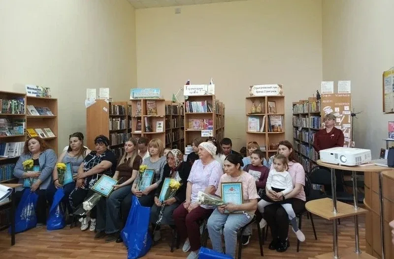 Имена восьми погибших бойцов СВО внесли в Книгу Памяти. Их родственникам вручили памятные Свидетельс