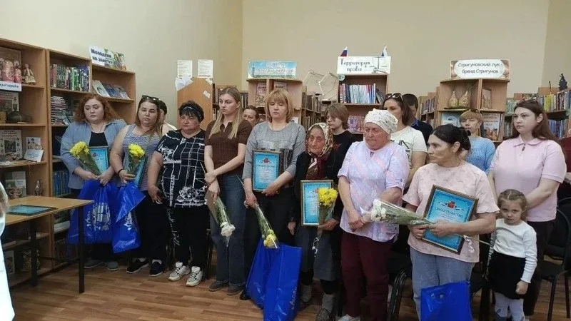 Имена восьми погибших бойцов СВО внесли в Книгу Памяти. Их родственникам вручили памятные Свидетельс