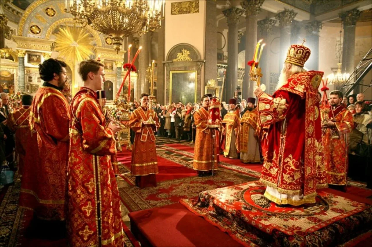 Распространённые ошибки на Богослужении!  1) Во время разрешительной молитвы на исповеди кланяемся н