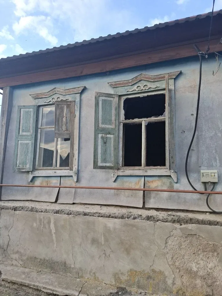 Дедушка спит на раскладушке в сгоревшем доме. Потому что больше ему некуда идти. Пожалуйста, не прох