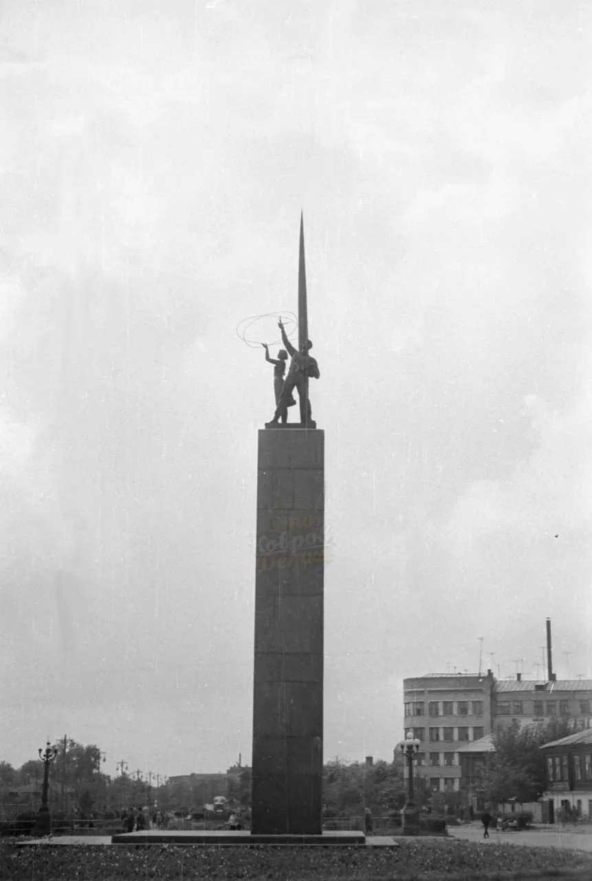 ❗️ Монумент «Слава науке»  Ковров. 1968 г. Монумент на Октябрьской площади.  Автор: А. Н. Крутов Ист