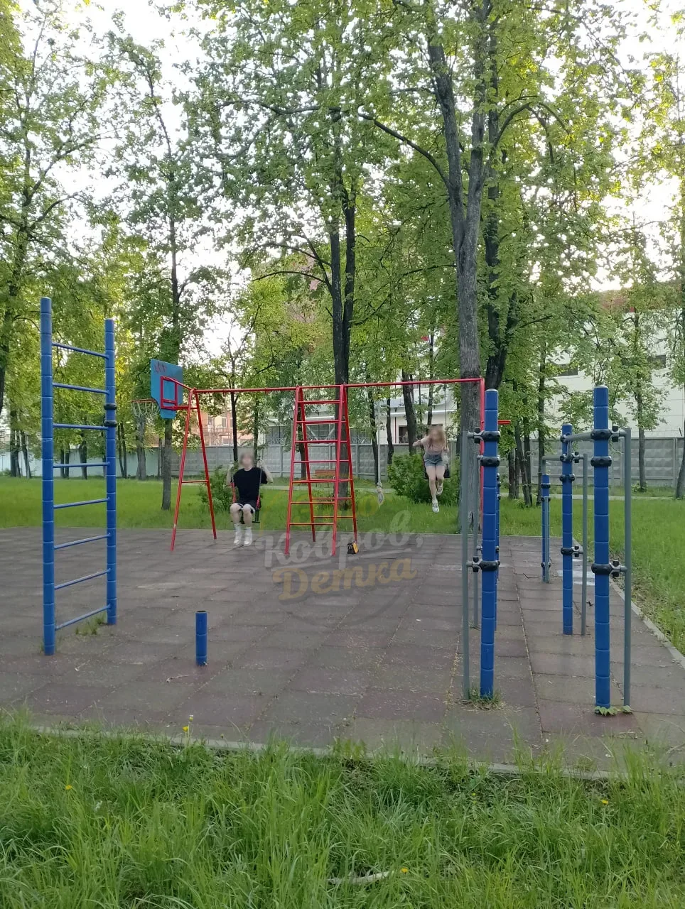 ❗️ Снимала не из-за кустов  Открыто сделала замечание. Реакции 0. Это качели для самых маленьких дет