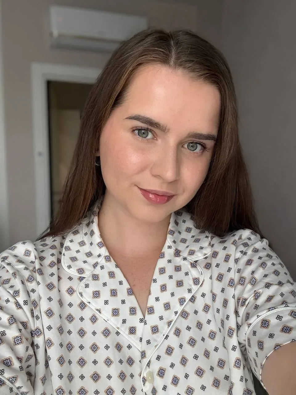 Так смотрится помада Divage Butter Gloss в оттенке 02.