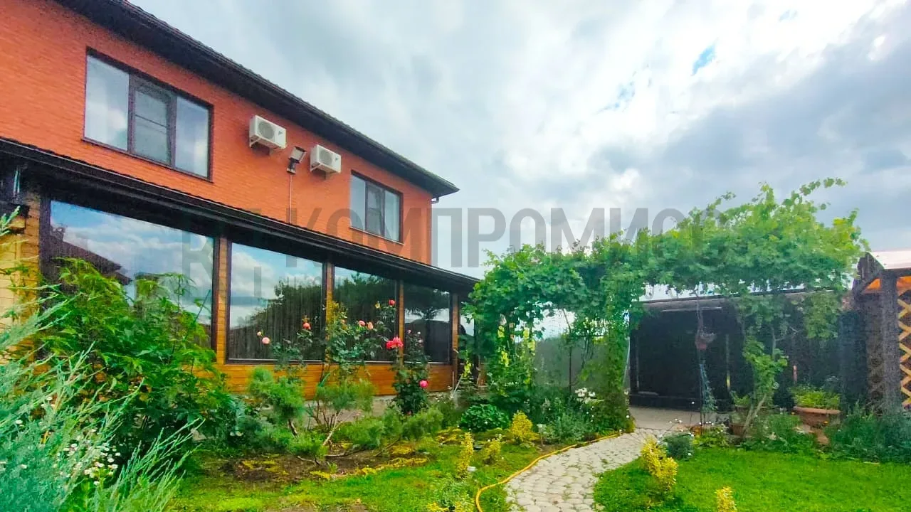 📍 Просторный кирпичный дом с гаражом и верандой  🏠 Про дом: ✅ 209 м²: кухня-гостиная 42,9 м² + веран