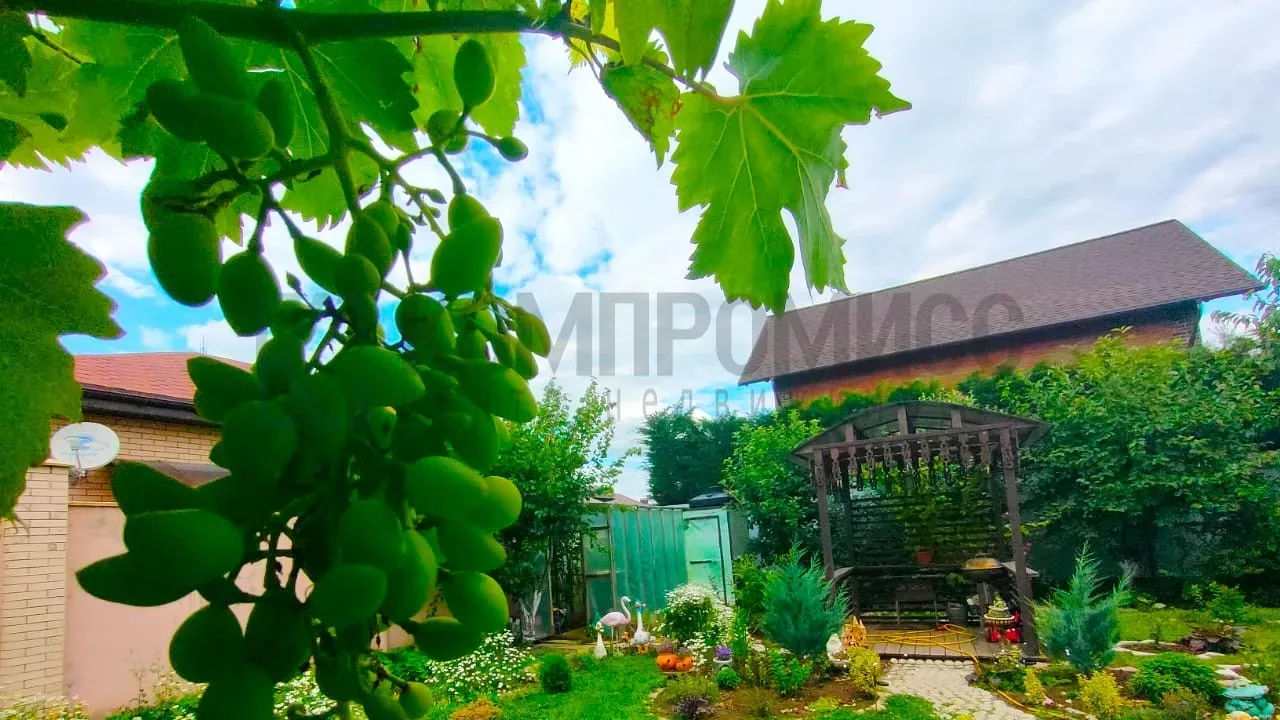 📍 Просторный кирпичный дом с гаражом и верандой  🏠 Про дом: ✅ 209 м²: кухня-гостиная 42,9 м² + веран