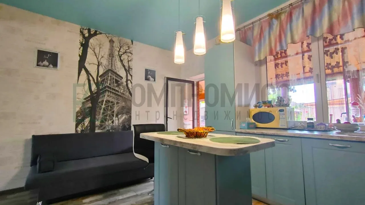 📍 Просторный кирпичный дом с гаражом и верандой  🏠 Про дом: ✅ 209 м²: кухня-гостиная 42,9 м² + веран