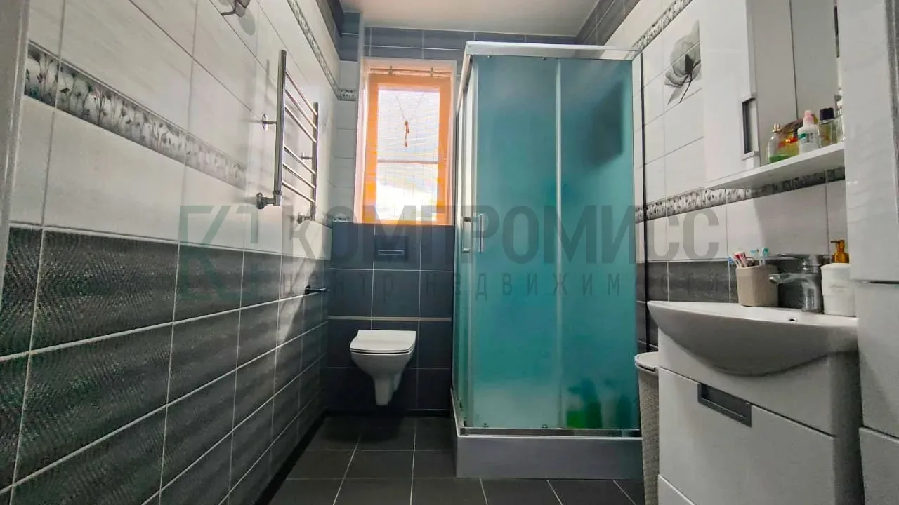 📍 Просторный кирпичный дом с гаражом и верандой  🏠 Про дом: ✅ 209 м²: кухня-гостиная 42,9 м² + веран