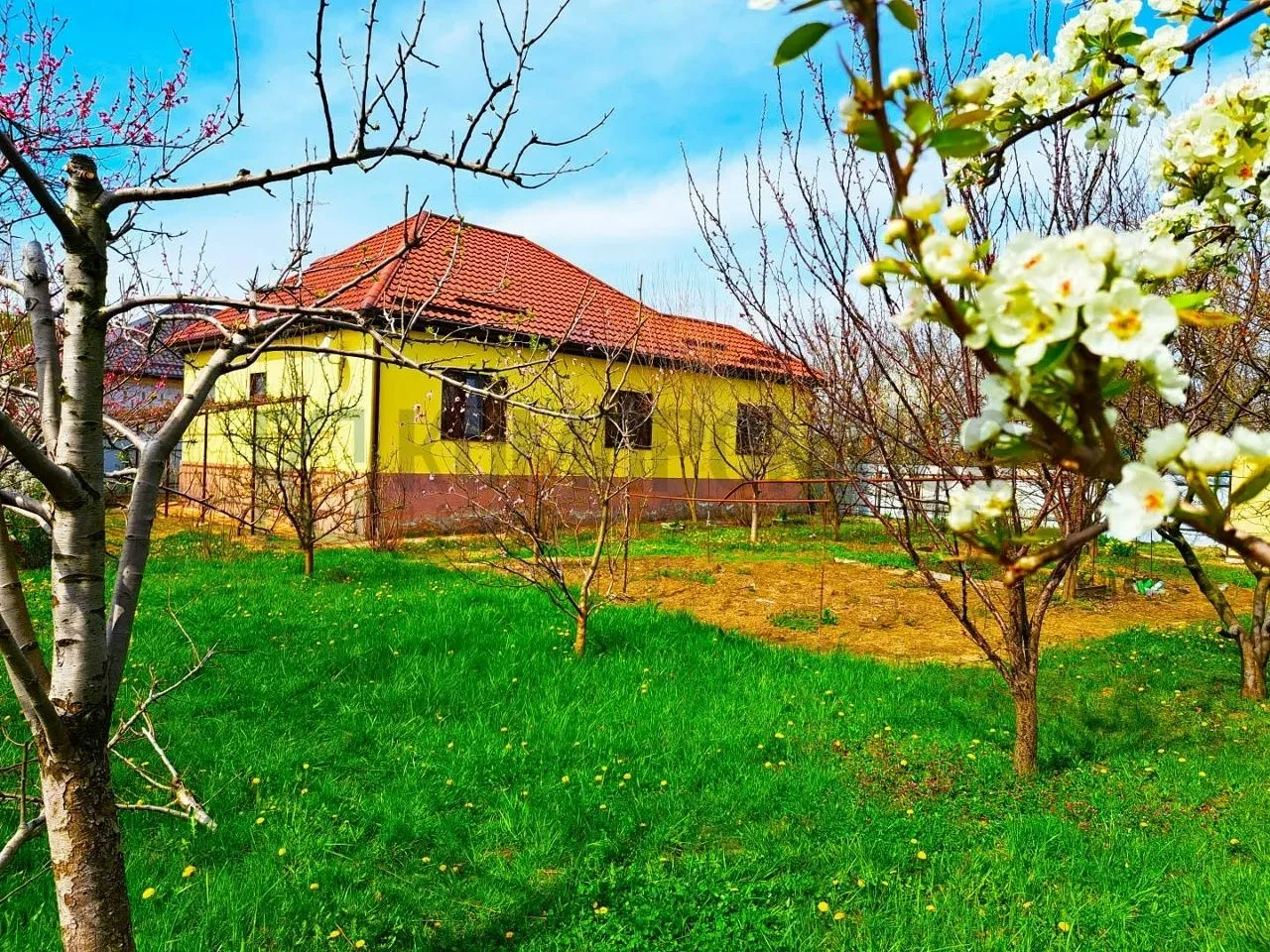📍 Просторный кирпичный дом с большим садом 🏠 Дом: ✅ 120 м², 3 спальни + кухня-гостиная ✅ Тёплые полы