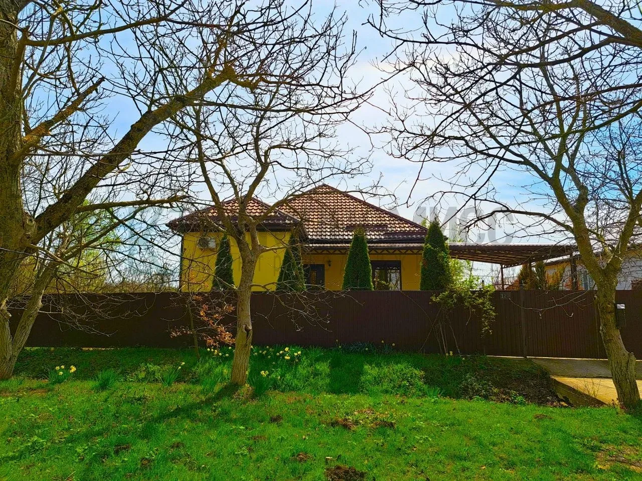 📍 Просторный кирпичный дом с большим садом 🏠 Дом: ✅ 120 м², 3 спальни + кухня-гостиная ✅ Тёплые полы