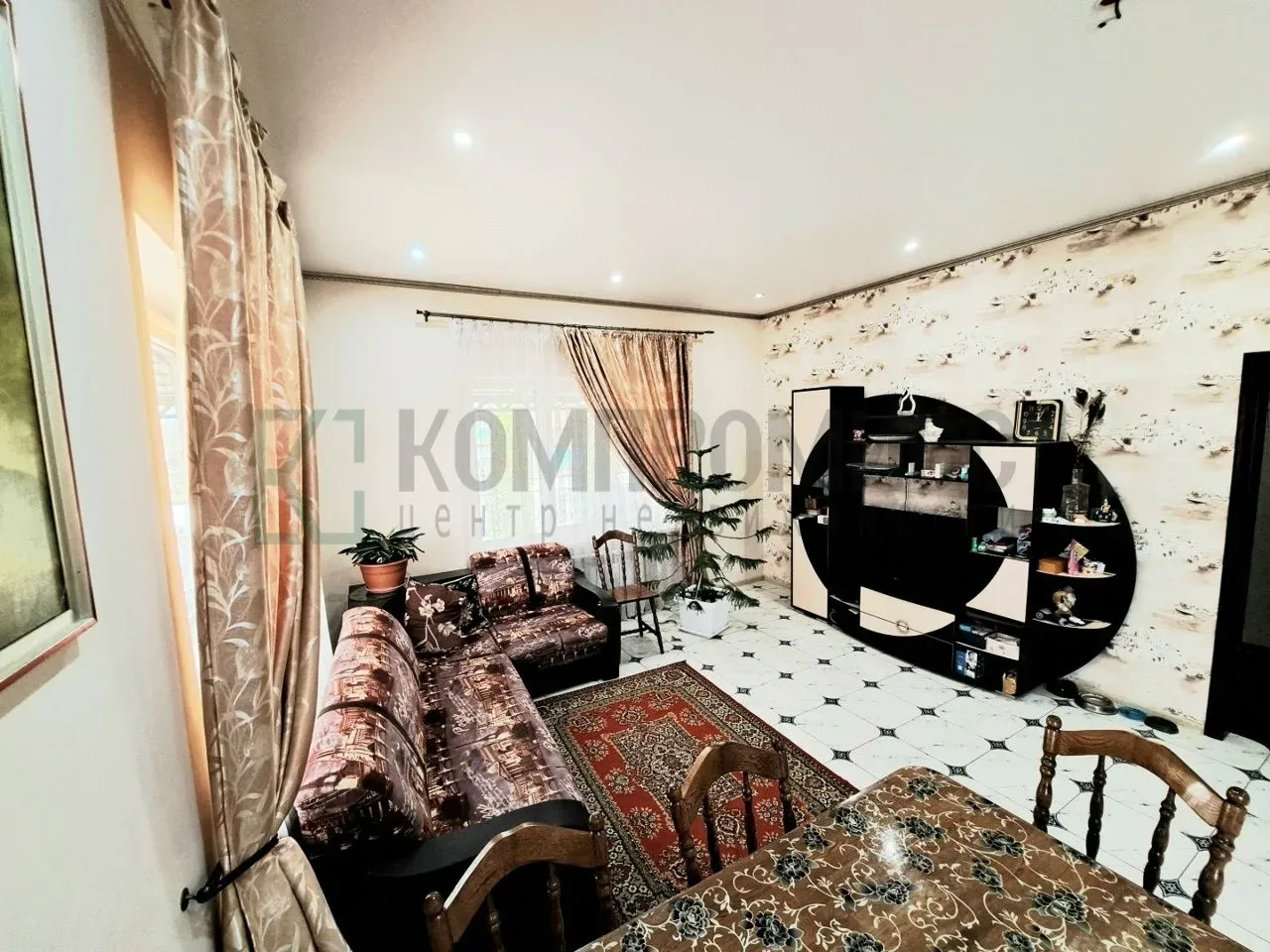 📍 Просторный кирпичный дом с большим садом 🏠 Дом: ✅ 120 м², 3 спальни + кухня-гостиная ✅ Тёплые полы